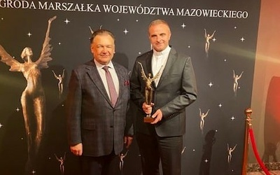 Marszałek Adam Struzik z nagrodzonym ks. Mirosławem Mejznerem, rektorem WSD w Ołtarzewie.