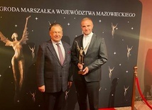 Marszałek Adam Struzik z nagrodzonym ks. Mirosławem Mejznerem, rektorem WSD w Ołtarzewie.