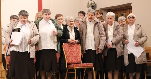 Wspólnota kobiet z Domu Nadziei zadbała o uroczystą oprawę Mszy św., jednocześnie dając niezwykłe świadectwo wiary.