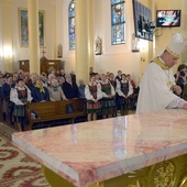 Namaszczenia ołtarza przy obecności wspólnoty parafialnej dokonuje bp Marek Solarczyk.