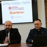 Do włączenia się w projekt zapraszają od lewej: ks. Damian Drabikowski, dyrektor CDR, i ks. Karol Piłat, zastępca dyrektora CDR.