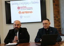 Do włączenia się w projekt zapraszają od lewej: ks. Damian Drabikowski, dyrektor CDR, i ks. Karol Piłat, zastępca dyrektora CDR.