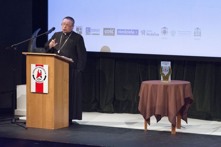 Abp Ryś w czasie wykładu w sali teatralnej Świdnickiego Ośrodka Kultury.