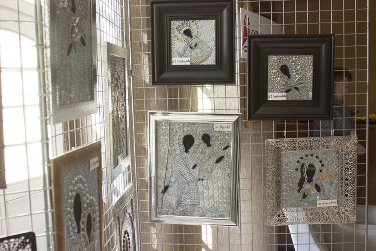 Występ scholi i wystawa poświęcona świętym