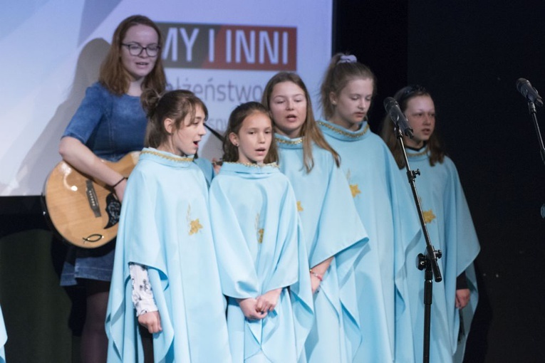 Jeszcze przed rozpoczęciem wykładów, schola na scenie zaprezentowała utwór z płyty.