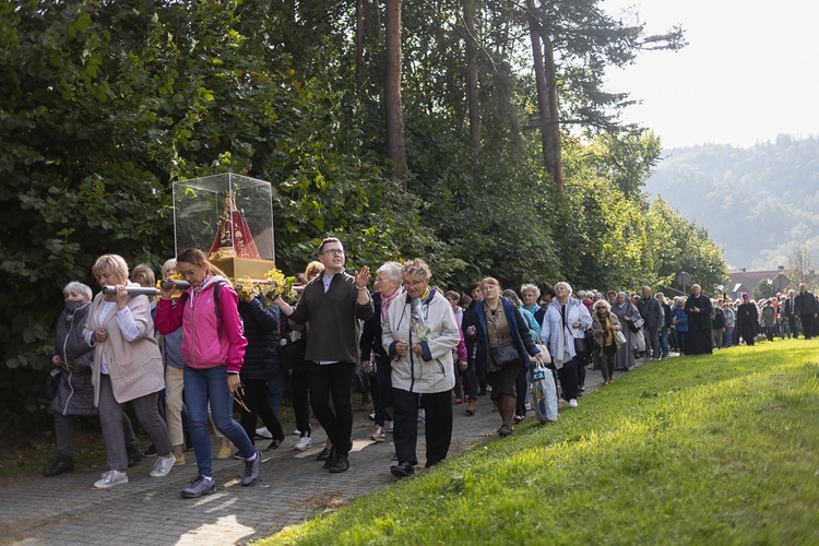 Pielgrzymka Żywego Różańca do Barda