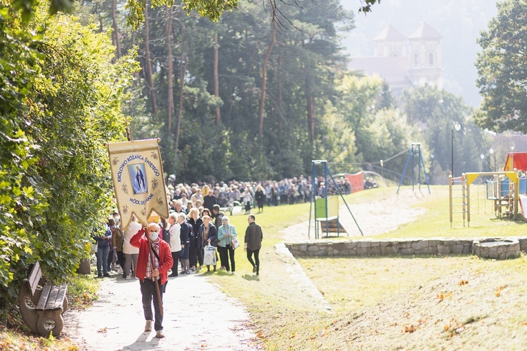 Pielgrzymka Żywego Różańca do Barda