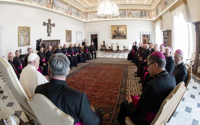 Papież do francuskich biskupów: Bądźcie blisko kapłanów i ludzi