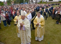 Procesja wejścia na ołtarz polowy obok sanktuarium, gdzie celebrowana była Eucharystia.