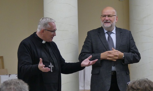 O. Marusz Michalik i prof. Eugeniusz Sakowicz w czasie konferencji dla rodziców adopcyjnych.