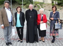 O. Mariusz Michalik z rodzicami adopcyjnymi kleryków ze Sri Lanki w Szczyrku.