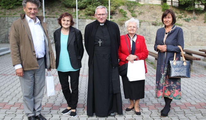 O. Mariusz Michalik z rodzicami adopcyjnymi kleryków ze Sri Lanki w Szczyrku.