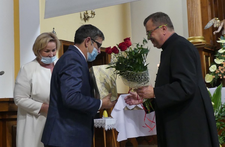 Ks. proboszcz Stanisław Filapek przyjmuje życzenia od pracy diecezjalnej Domowego Kościoła - Grażyny i Zbigniewa Niziów.