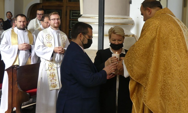 Katarzyna i Radomił Pudełkowie z Chybia odbierają oazową święcę dla pary rejonu cieszyńskiego z rąk ks. Jacka Moskala.