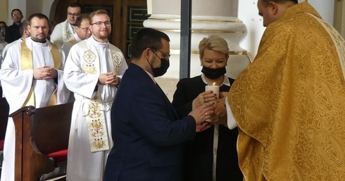 Katarzyna i Radomił Pudełkowie z Chybia odbierają oazową święcę dla pary rejonu cieszyńskiego z rąk ks. Jacka Moskala.