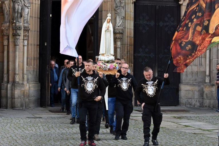 Zaczęli październik z różańcem na ulicy