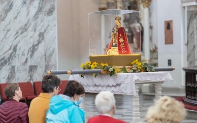 W procesję różańcową wyruszono z cudowną figurką Matki Bożej Strażniczki Wiary Świętej.