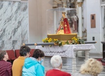 W procesję różańcową wyruszono z cudowną figurką Matki Bożej Strażniczki Wiary Świętej.