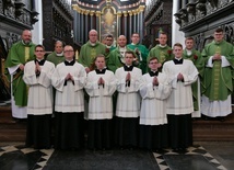 Klerycy III roku wraz z moderatorami Gdańskiego Seminarium Duchownego.