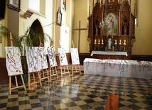 Różańce zaprezentowano w kościele parafialnym.