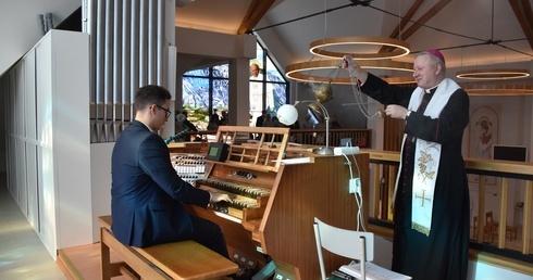 Bp Wiesław Szlachetka poświęcił nowe organy w gdańskim kościele św. Teresy od Dzieciątka Jezus. 