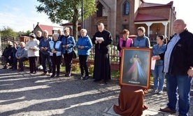 Główne skrzyżowanie szlaków wiodących do Przysuchy, Warszawy i Drzewicy stało się miejscem publicznej modlitwy.