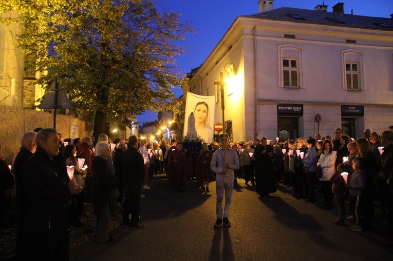 Nowy Sącz. Procesja różańcowa do pięciu kościołów