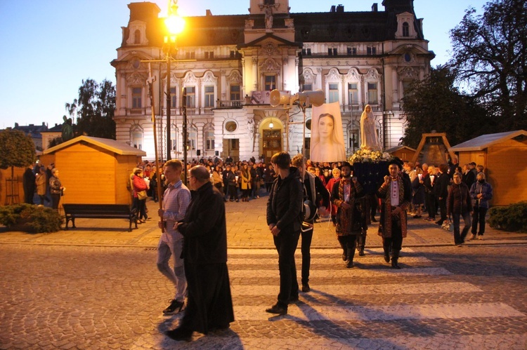 Nowy Sącz. Procesja różańcowa do pięciu kościołów