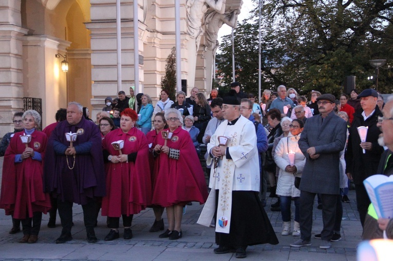 Nowy Sącz. Procesja różańcowa do pięciu kościołów