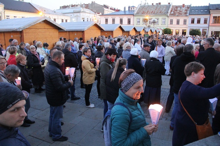 Nowy Sącz. Procesja różańcowa do pięciu kościołów