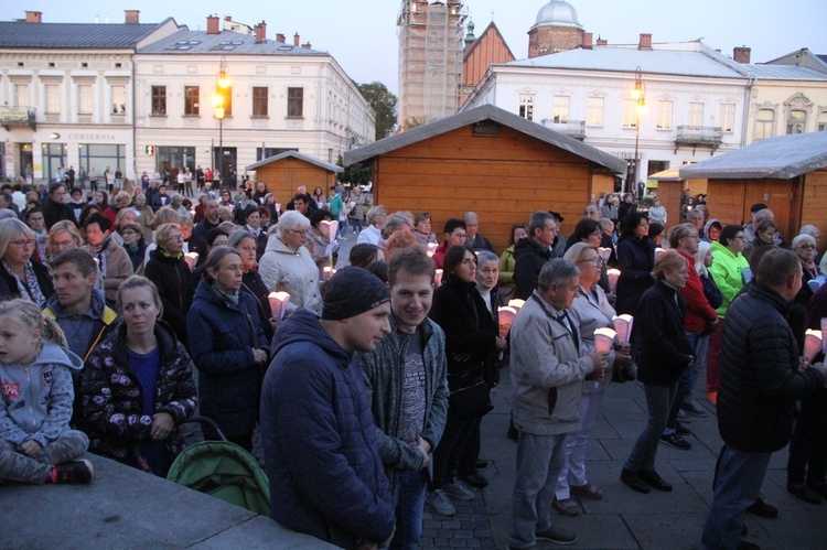 Nowy Sącz. Procesja różańcowa do pięciu kościołów