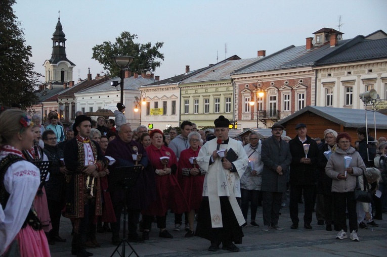 Nowy Sącz. Procesja różańcowa do pięciu kościołów