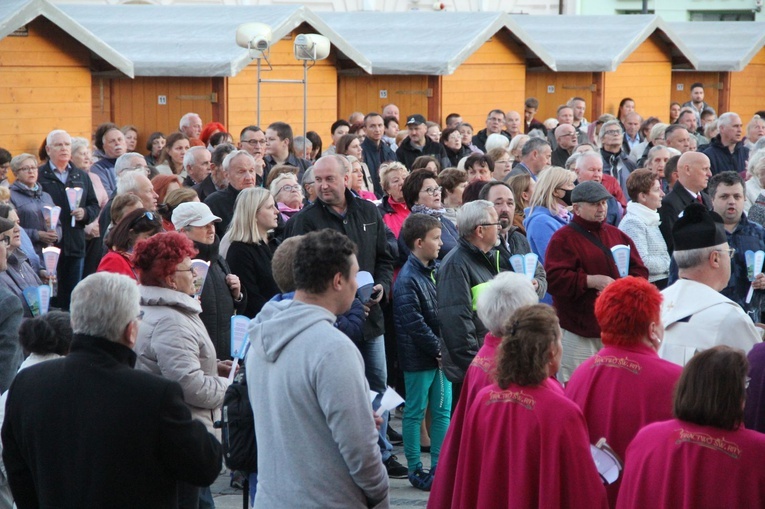 Nowy Sącz. Procesja różańcowa do pięciu kościołów