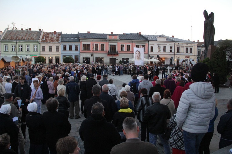 Nowy Sącz. Procesja różańcowa do pięciu kościołów