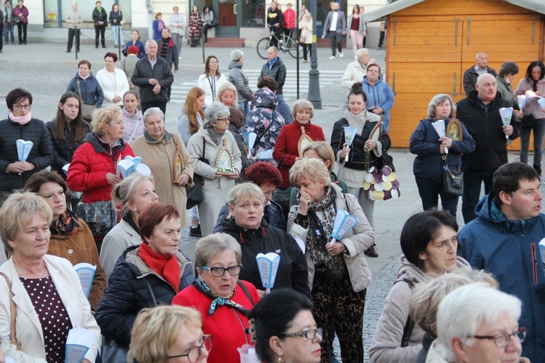 Nowy Sącz. Procesja różańcowa do pięciu kościołów