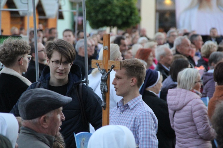 Nowy Sącz. Procesja różańcowa do pięciu kościołów