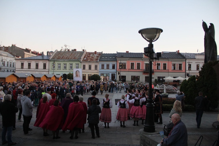 Nowy Sącz. Procesja różańcowa do pięciu kościołów