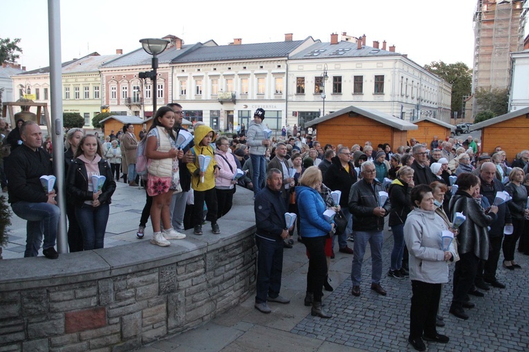 Nowy Sącz. Procesja różańcowa do pięciu kościołów