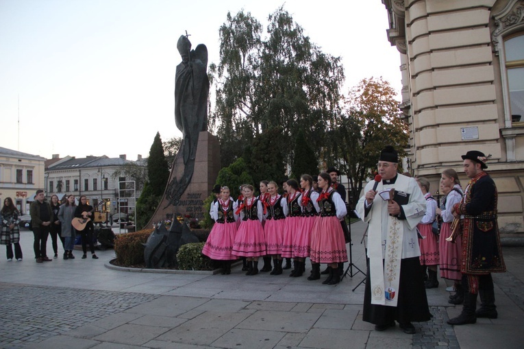 Nowy Sącz. Procesja różańcowa do pięciu kościołów