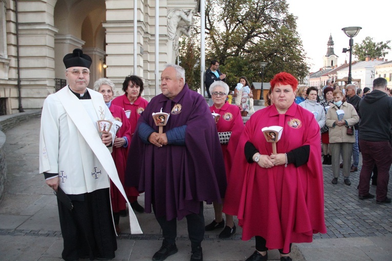 Nowy Sącz. Procesja różańcowa do pięciu kościołów