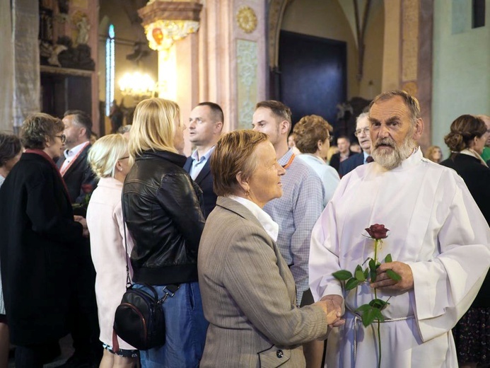 W czasie Mszy św. uczestnicy odnowili przyrzeczenia małżeńskie.