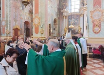 Po Eucharystii każde małżeństwo otrzymało indywidualne błogosławieństwo. 