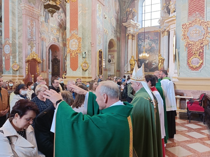 Po Eucharystii każde małżeństwo otrzymało indywidualne błogosławieństwo. 