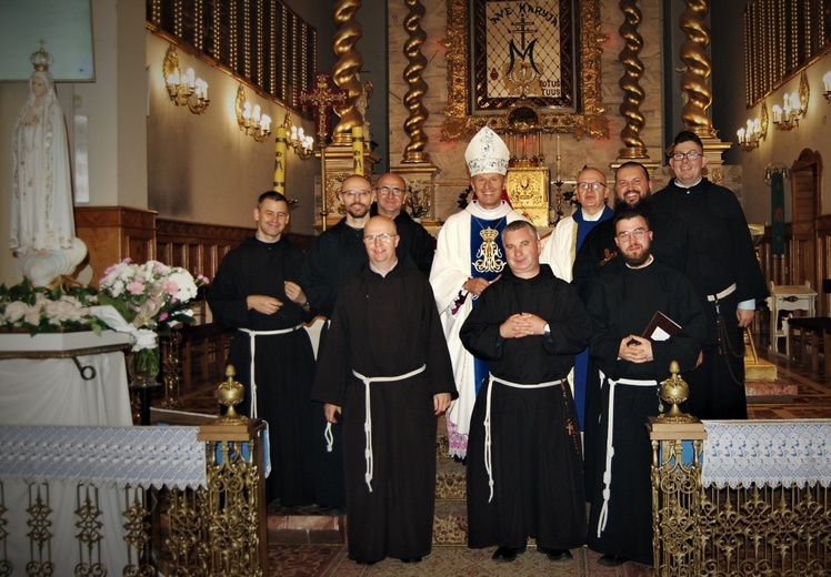 Bracia z bp. Markiem Solarczykiem i kapucynem o. Sergiuszem Ślęzakiem, kapelanem Świętokrzyskiego Centrum Onkologii w Kielcach.