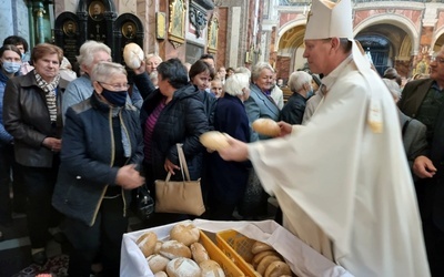 Modlitwie przewodniczył bp Piotr Turzyński. On również rozdawał chlebki św. Franciszka.