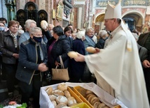 Modlitwie przewodniczył bp Piotr Turzyński. On również rozdawał chlebki św. Franciszka.