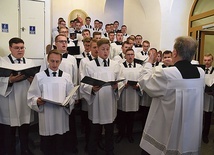 Uroczystości uświetnił chór seminaryjny pod dyrekcją ks. prał. Stanisława Garnczarskeigo.