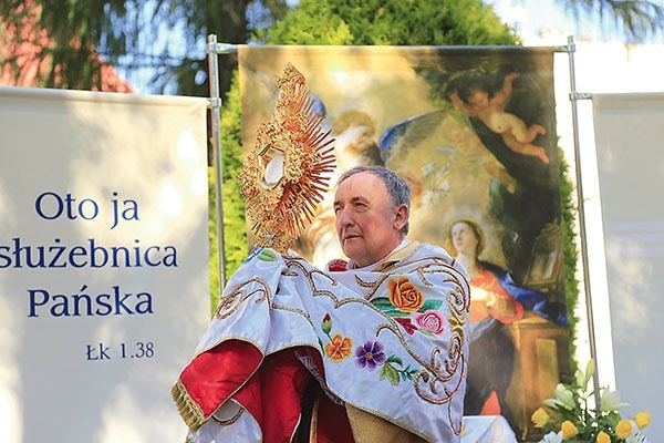 Procesja do 5 ołtarzy.