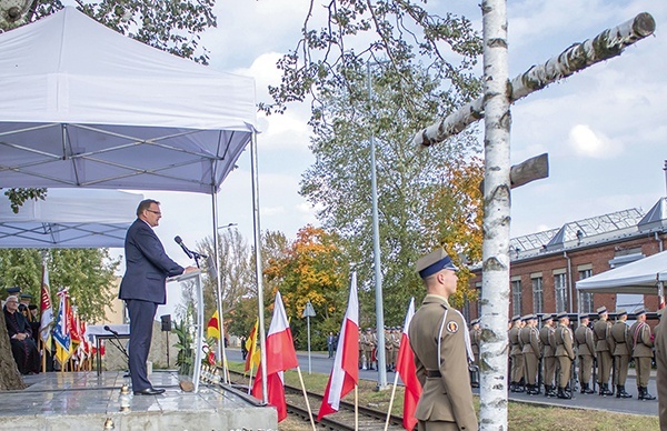 Lager funkcjonował od 6 sierpnia 1944 r. do 16 stycznia 1945 roku. Przeszło przez niego od 340 tys. do 650 tys. osób.