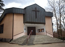 Sulejowska wspólnota parafialna jest piątą w Warszawie prowadzoną przez kapłanów ze zgromadzenia mariańskiego.